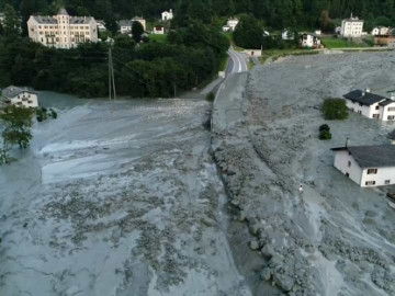 Avalancha de lodo desaparece a 8 civiles 