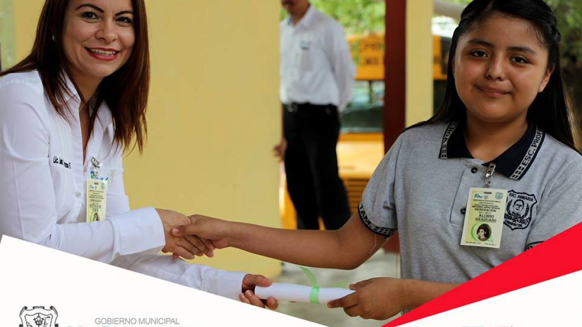 Acude alcaldesa a graduación de escuela primaria