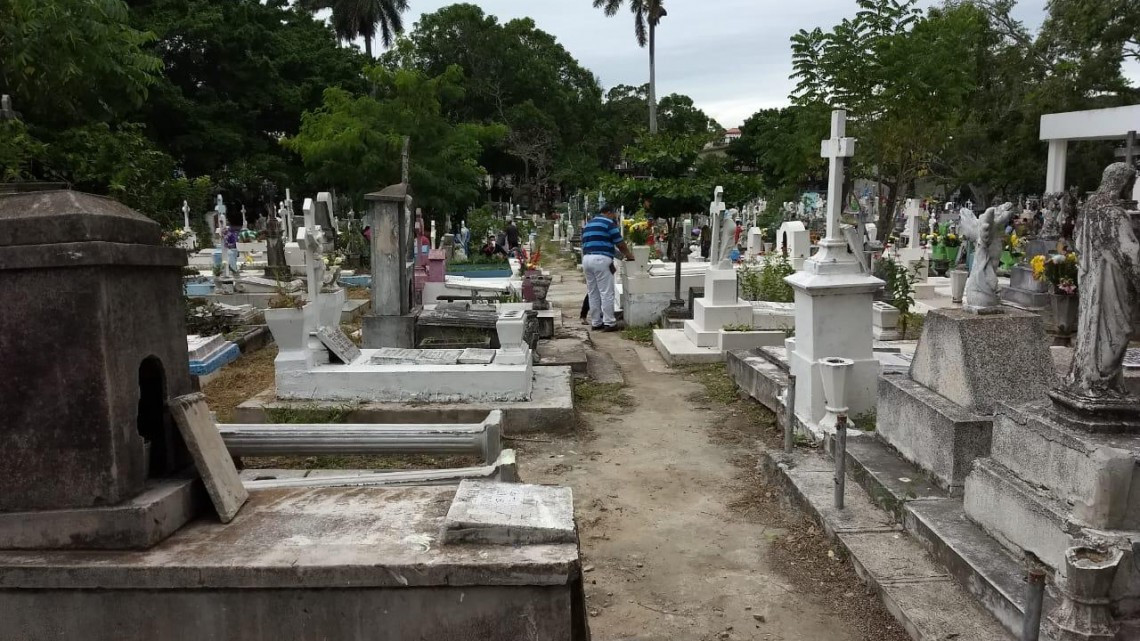 Acuden a los panteones de Tampico 25 mil personas