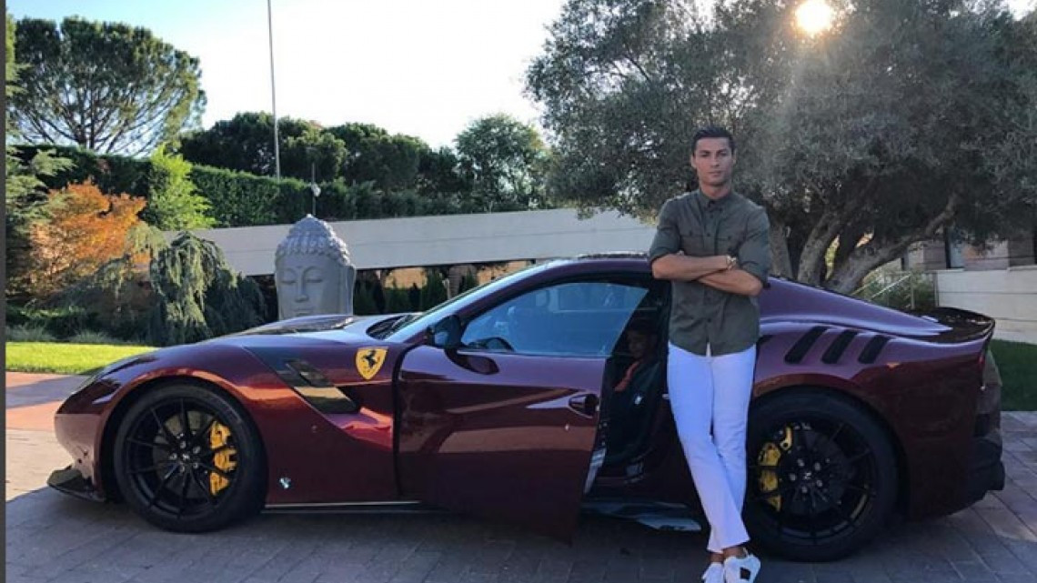Cristiano Ronaldo presume su nuevo auto 