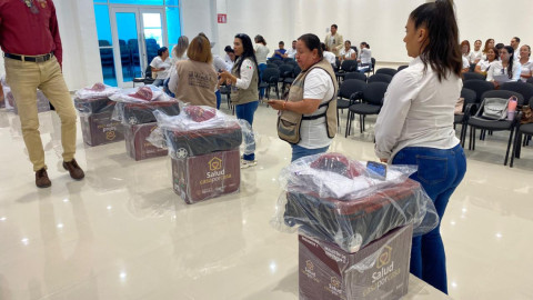 Entregan equipo a Facilitadores de la Salud