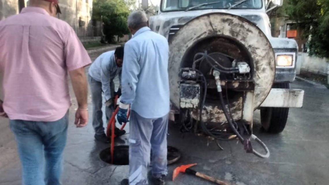 Comapa trabaja con equipo vactor