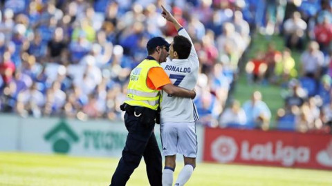 Aficionado salta al campo vestido igual que Cristiano Ronaldo
