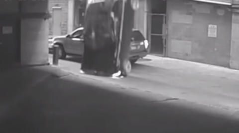 Cae auto de un séptimo piso