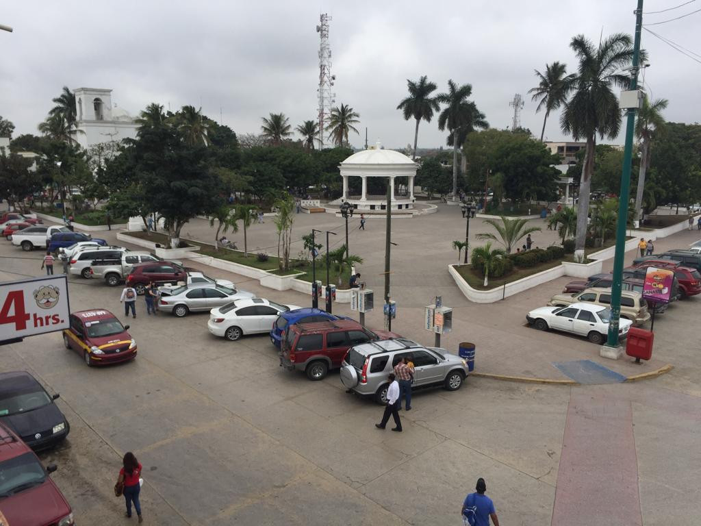 Tránsitos obligan a los automovilistas a respetar señalamientos viales