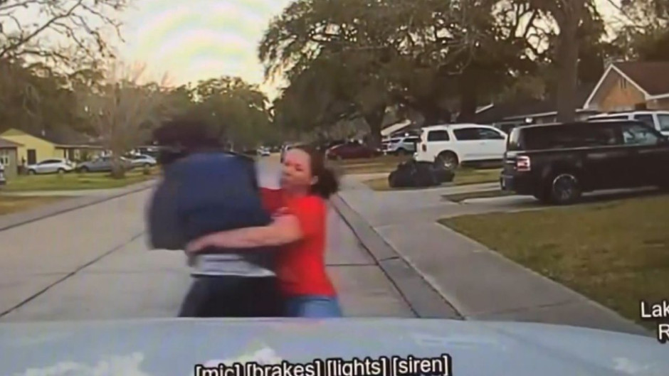 ¡Directo al draft de la NFL! Madre taclea a hombre que espiaba a su hija