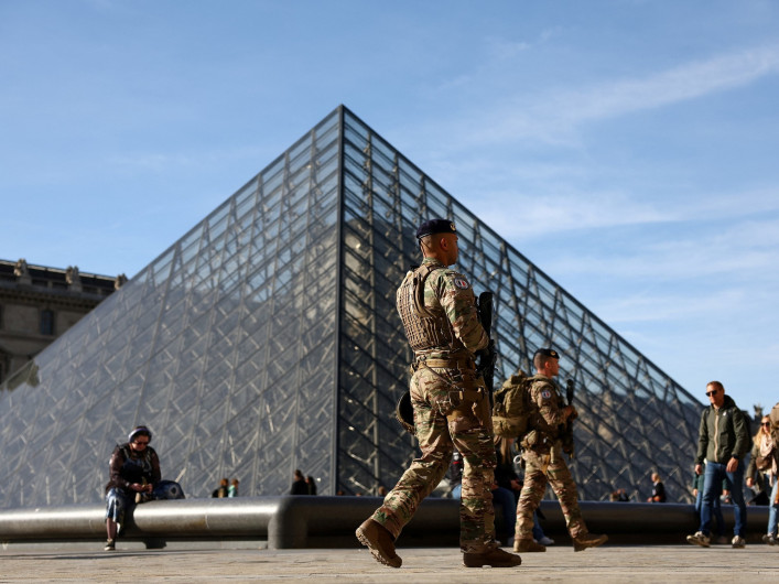 Cinco nuevos detenidos en Francia por el robo millonario en el Museo del Louvre; las joyas siguen desaparecidas