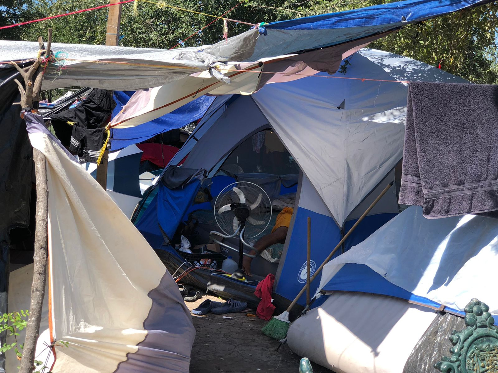 Cortan luz a campamento migrante, detectan 300 conexiones