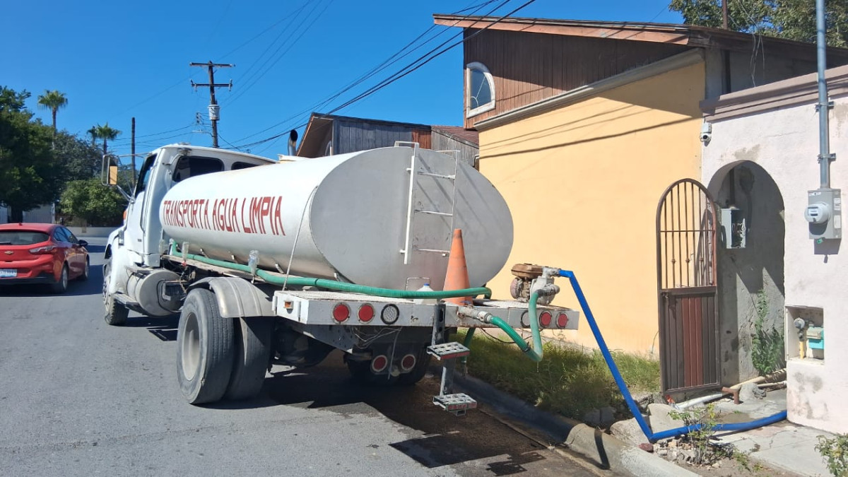 Reparten Gobierno Municipal y COMAPA pipas de agua en diferentes sectores de la ciudad