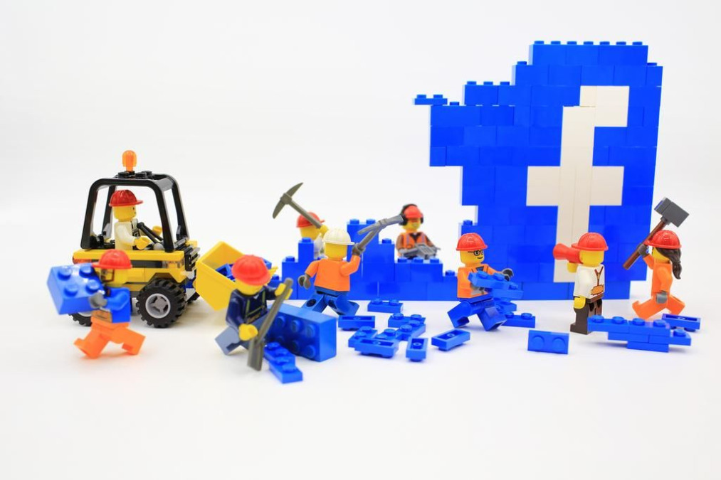 Lego se une al boicot en contra de Facebook