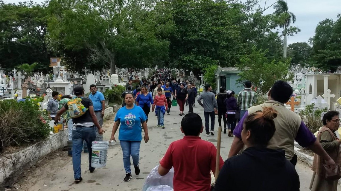 Acuden a los panteones de Tampico 25 mil personas