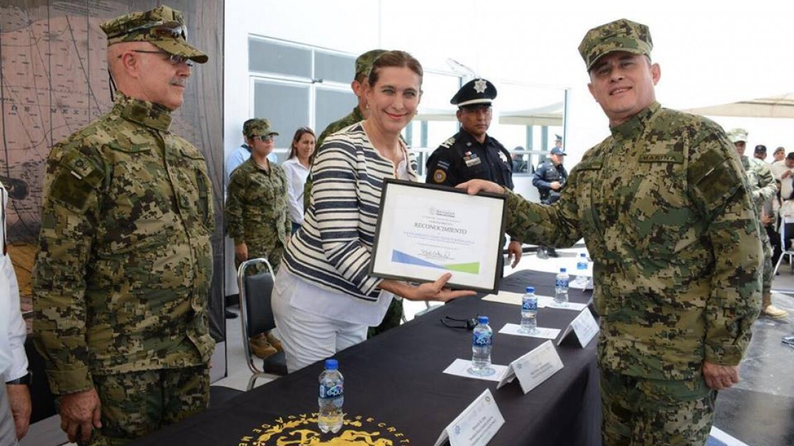 Asiste alcaldesa a entrega-recepción del Mando de Armas