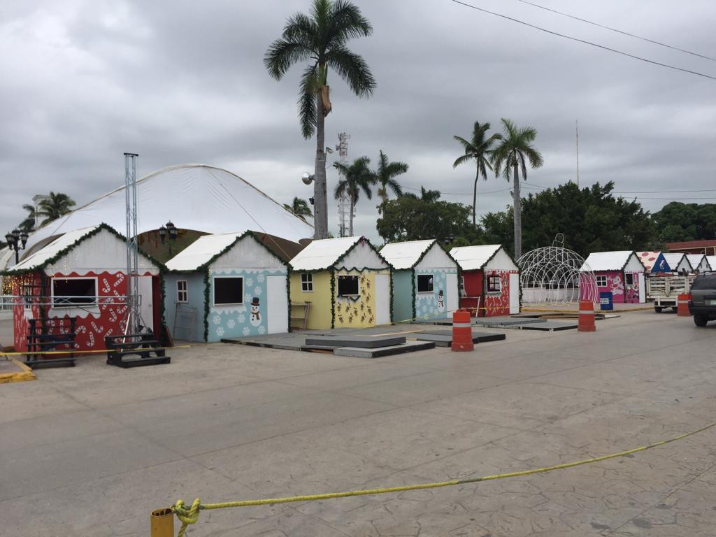 Listos para el encendido del árbol monumental
