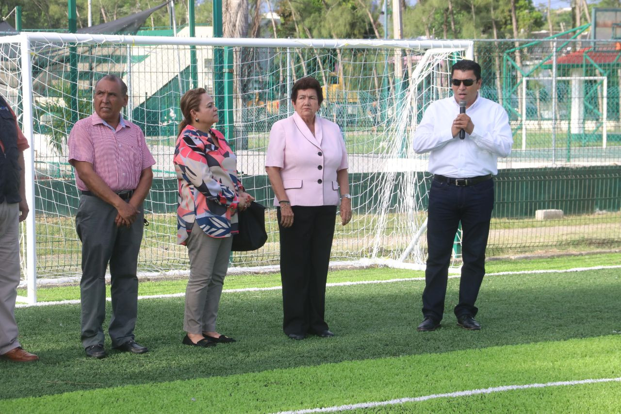Inaugura Ayuntamiento campo de pasto sintético en la “Borreguera”
