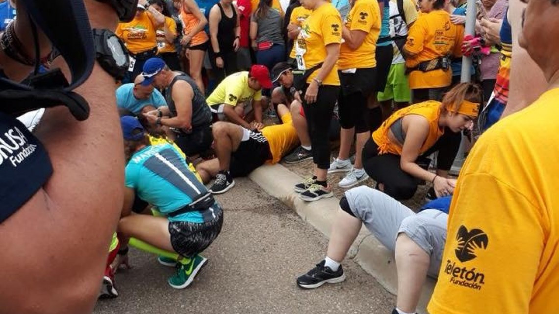 Estructura metálica aplasta a corredores