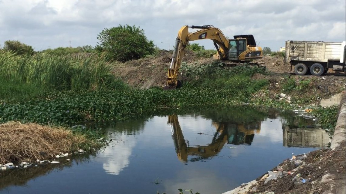 Realizan trabajos de limpieza de canales pluviales y del sistema lagunario