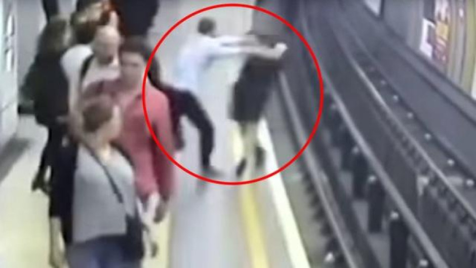 Un hincha inglés empujó a un joven polaco a las vías de un tren