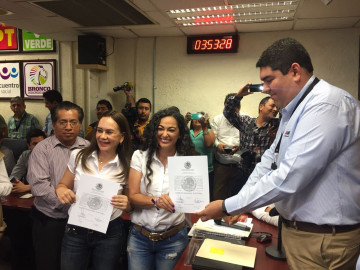 Recibe Olga Sosa constancia de mayoría como diputada federal electa