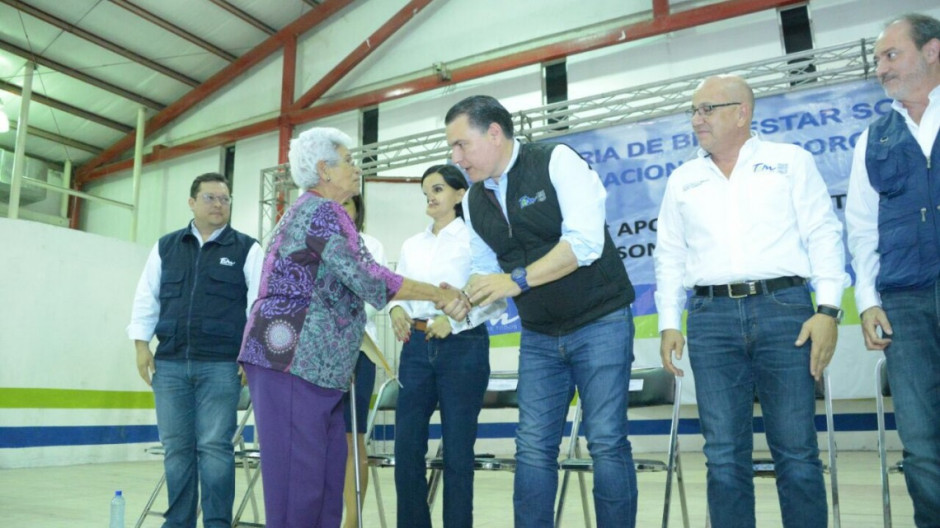 Entregan apoyos a adultos mayores