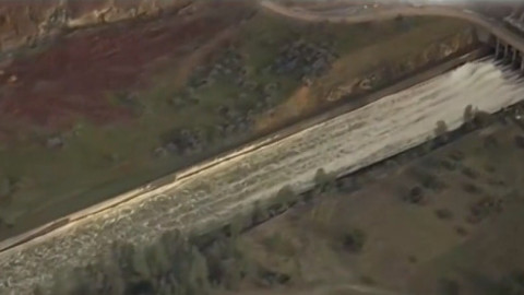 La presa más grande de EU se desborda 