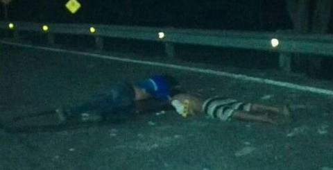 Tiran cuerpos de dos jóvenes en puente de Zihuatanejo, Guerrero