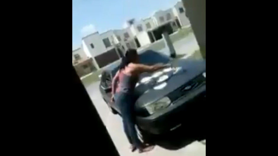 Mujer cocina sus tortillas ¡En el cofre de su auto!