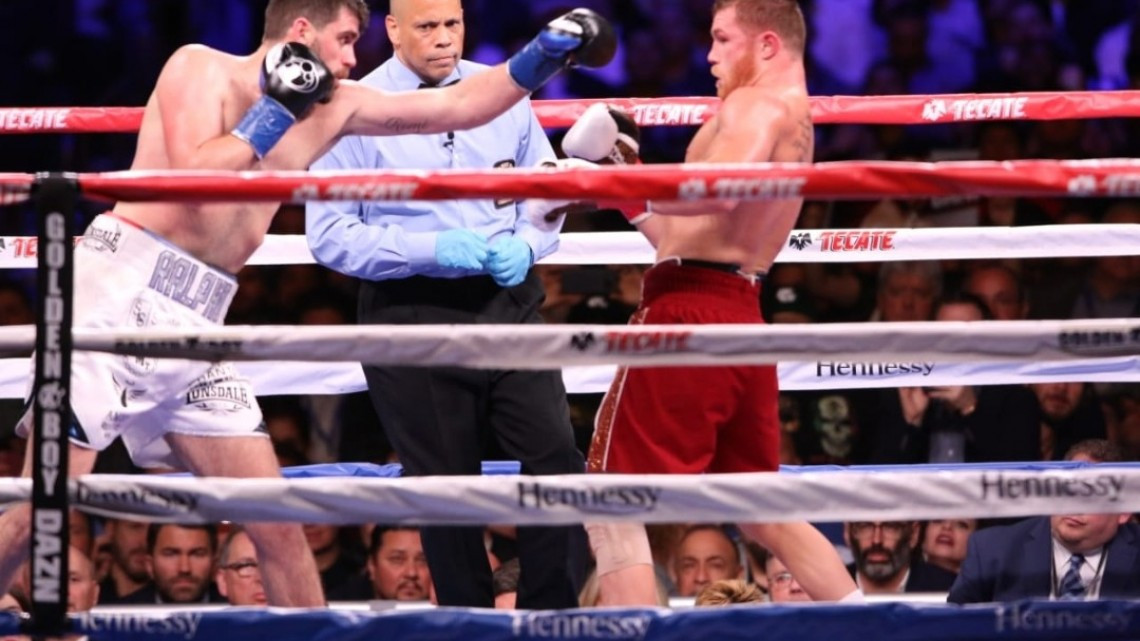 Canelo noquea en 3 rounds a Rocky Fielding