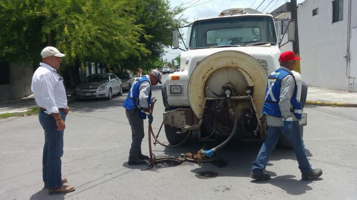 Comapa trabaja con equipo vactor