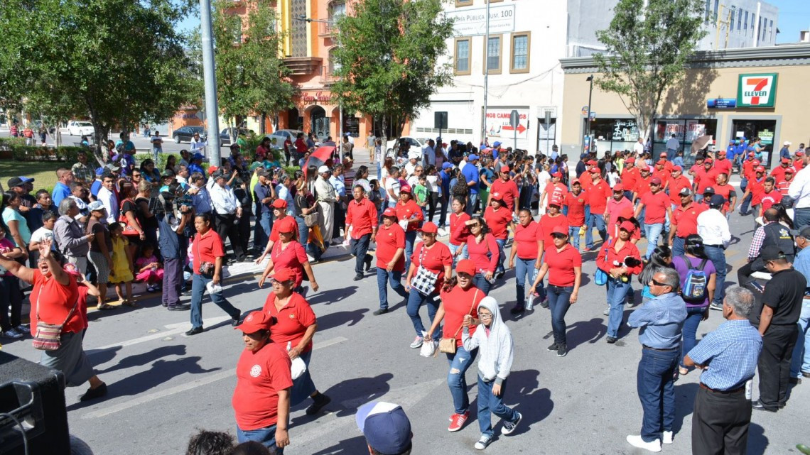 Encabeza Maki desfile con líderes y cerca de 17 mil trabajadores