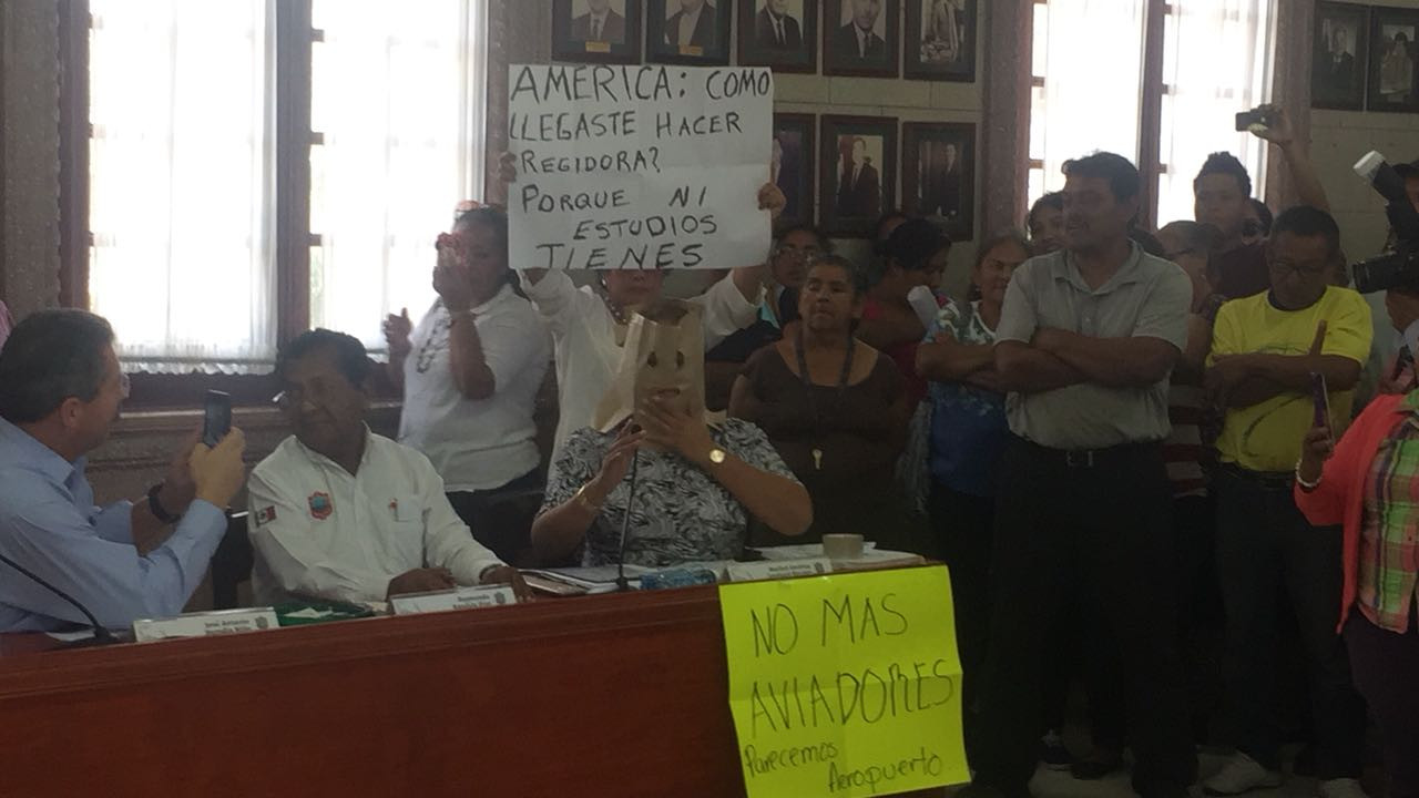 Regidora perredista arma “show” en sesión de cabildo