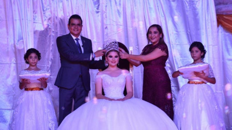 Ana Karen I es coronada reina de "Expomex 2017"