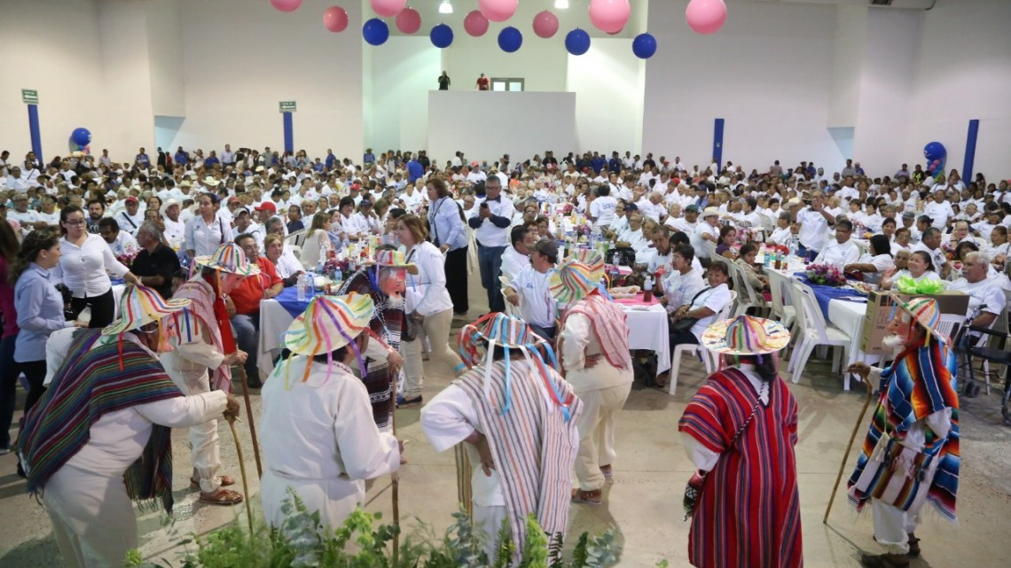 Celebra Maki a abuelitos en su día