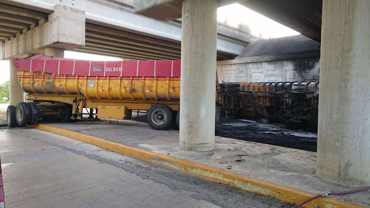 Chocan de frente auto y tráiler