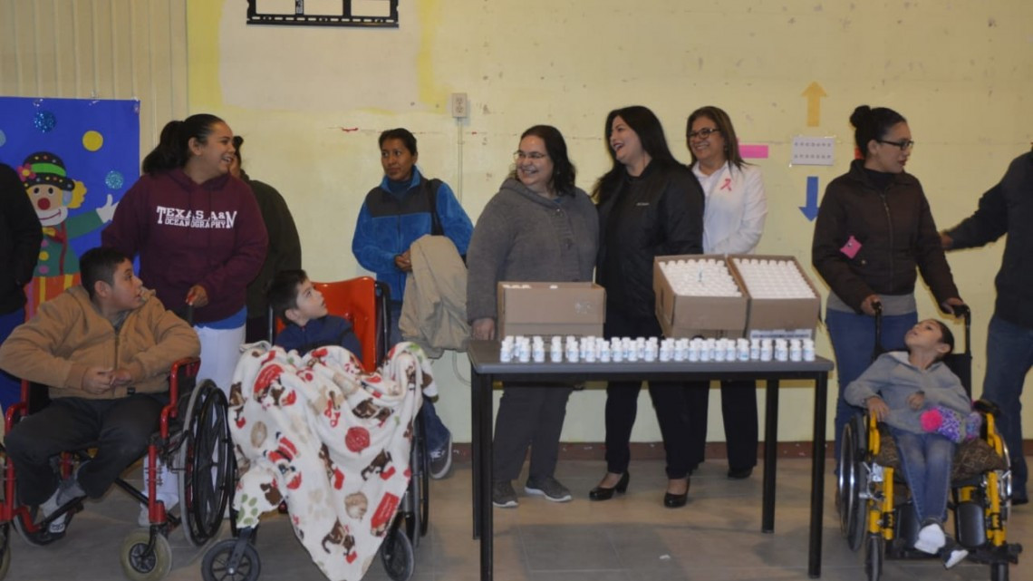 Presidenta del DIF entrega donación a comunidad escolar