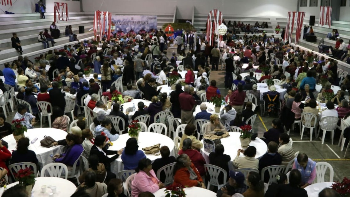 Lleva Adrián Oseguera espíritu navideño a adultos mayores 