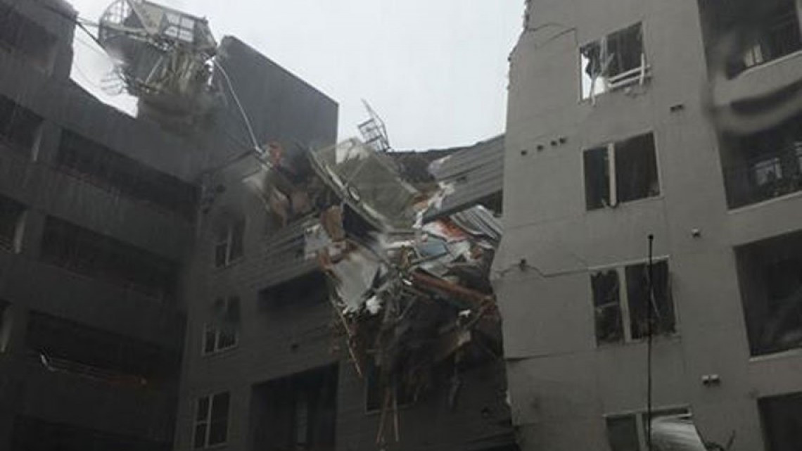 Deja un muerto tras caída de una grúa sobre edificio en Dallas