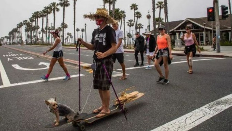 California abarrota sus playas tras levantamiento de algunas restricciones 