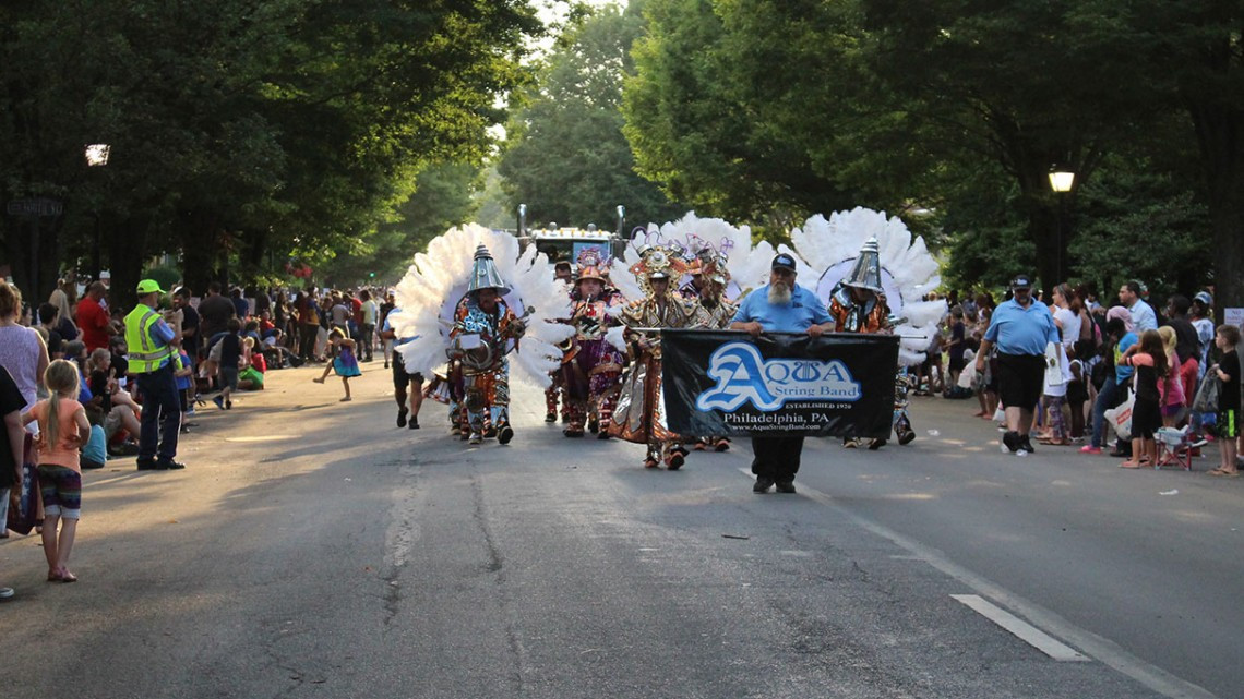 Equipos desfilan previo al arranque de la Serie Mundial LL
