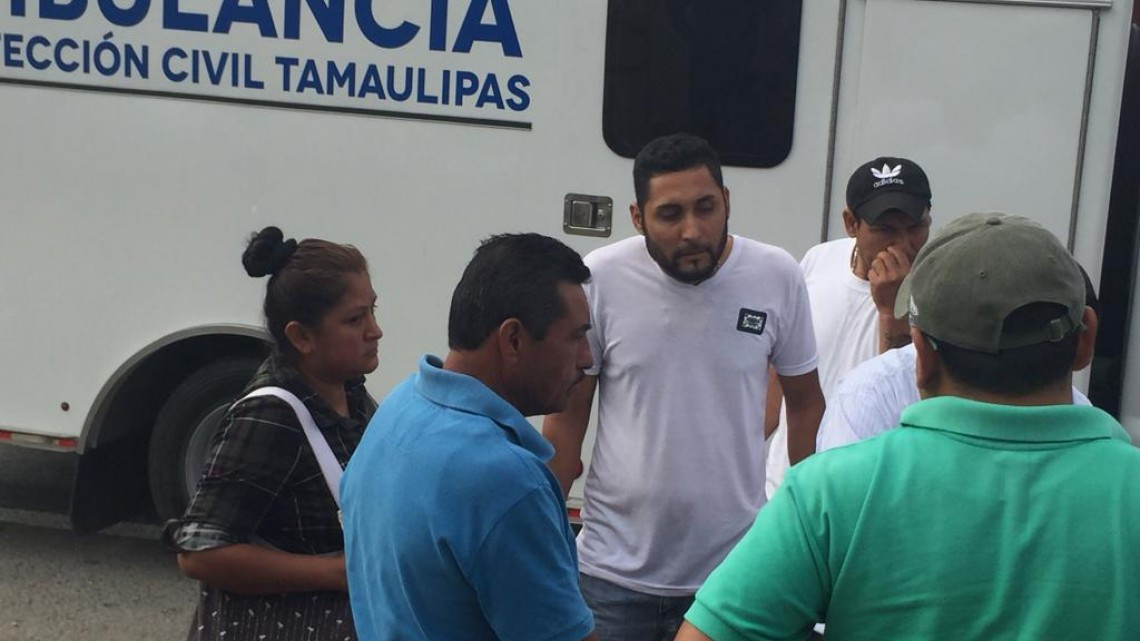 Tráiler choca carro de ruta en carretera federal