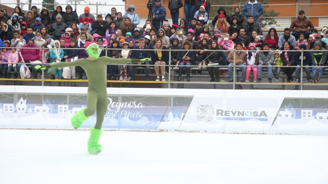 Familias disfrutan de espectacular Patinaje Artístico