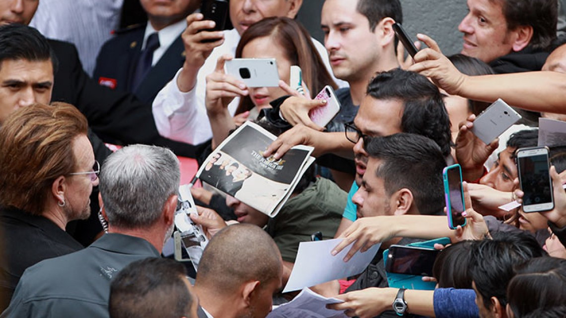 Bono también se encuentra con fans
