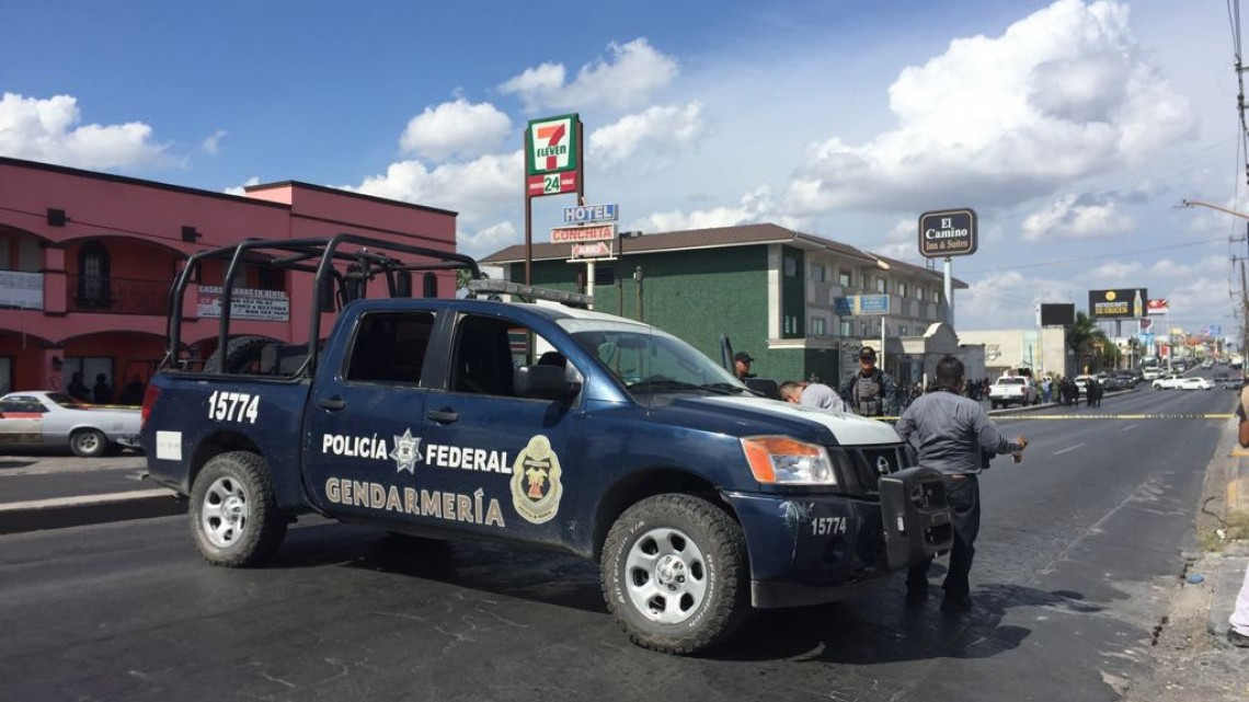 Lanzan artefacto explosivo contra hotel que hospeda a PF y PE