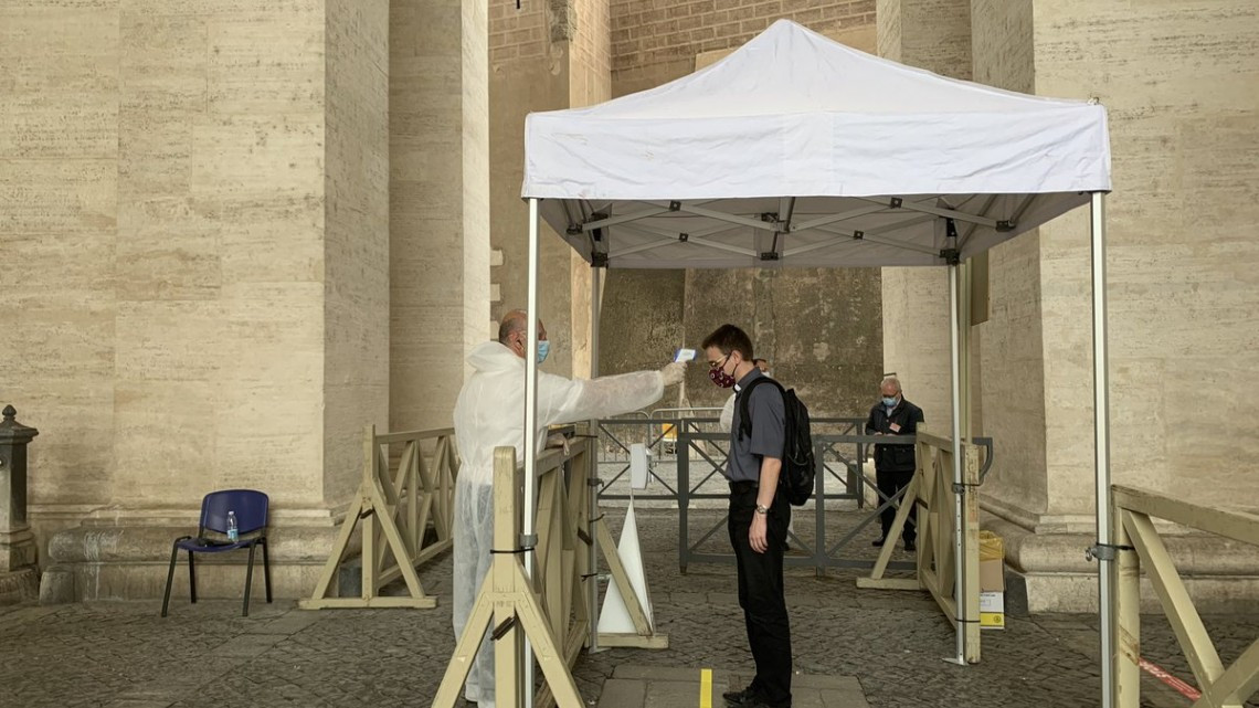 Reabre la basílica de San Pedro del Vaticano tras dos meses de cierre