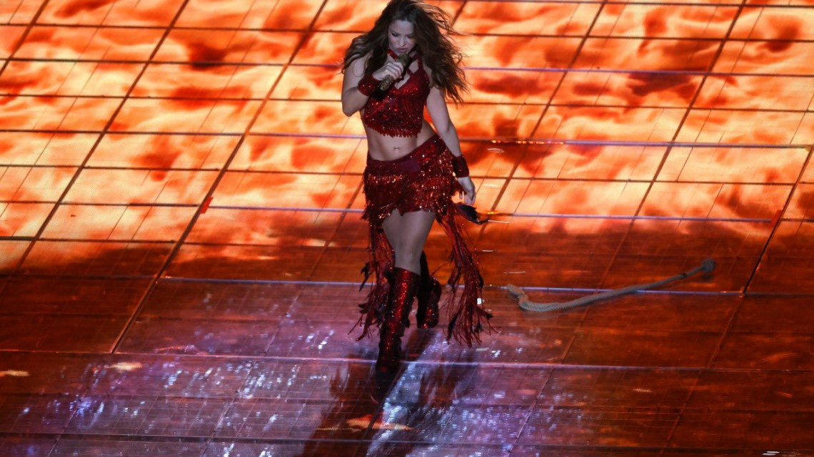 Con ritmo latino, Shakira y JLO encienden el escenario del Medio Tiempo del SB