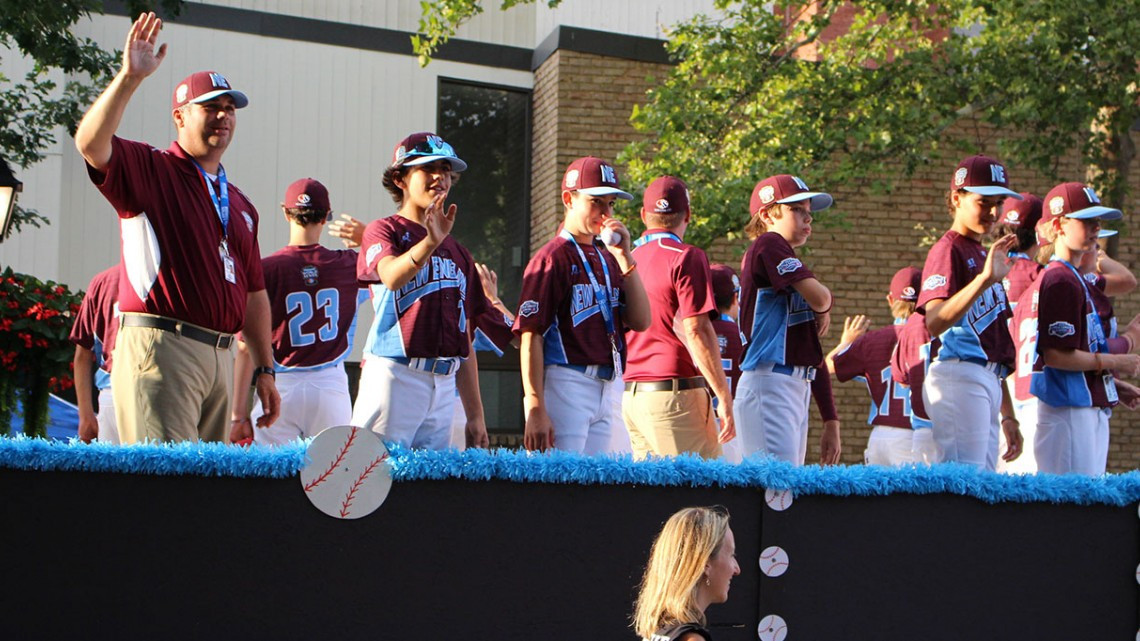 Equipos desfilan previo al arranque de la Serie Mundial LL