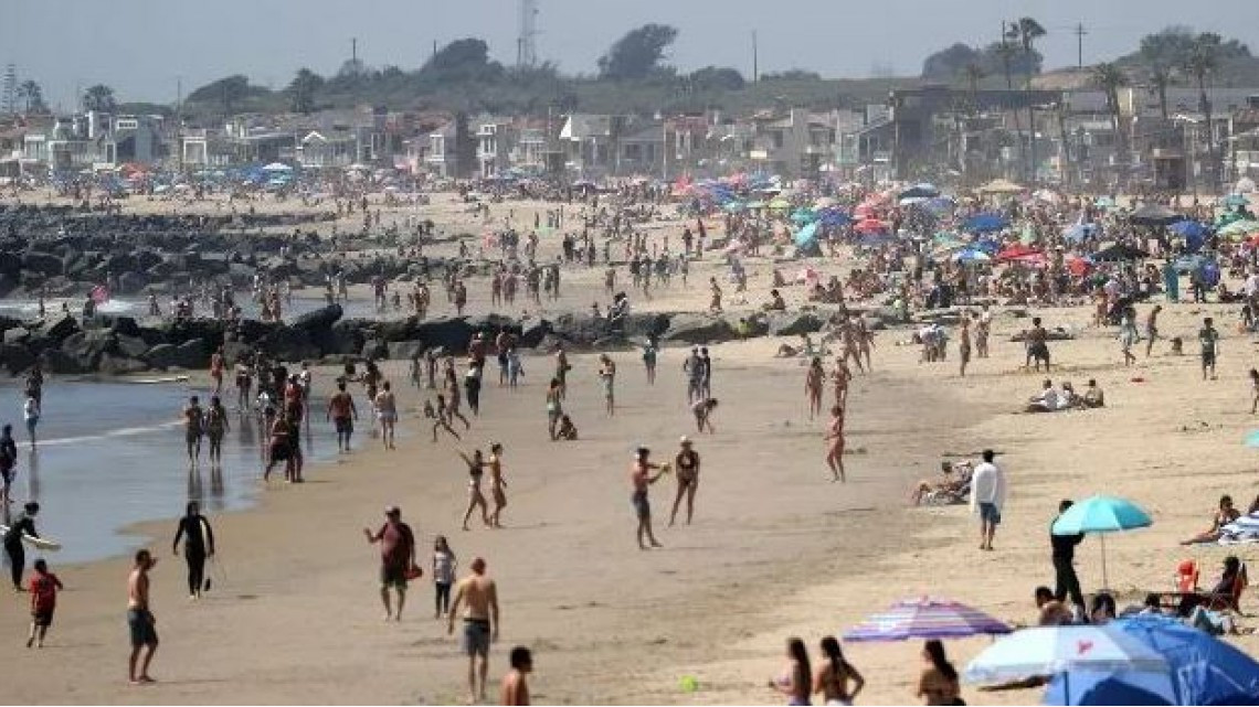 California abarrota sus playas tras levantamiento de algunas restricciones 