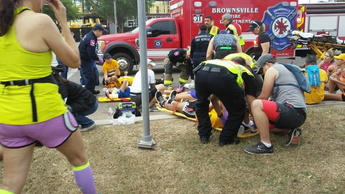 Estructura metálica aplasta a corredores