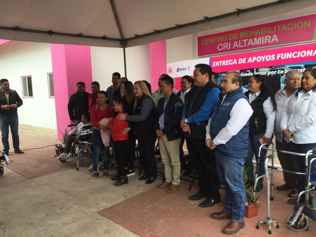 Entregan aparatos funcionales a personas con limitantes físicas