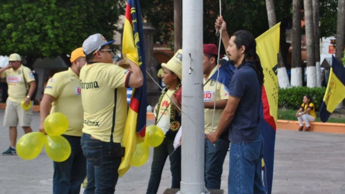 Se disculpan americanistas por subir bandera en asta