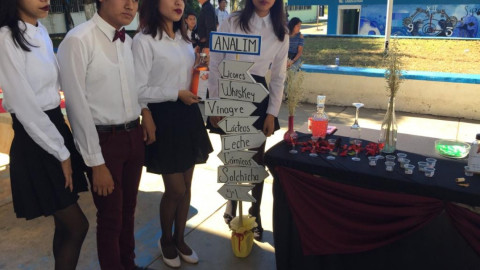 Estudiantes exponen la elaboración de alimentos y productos de limpieza y se les prepara para ser emprendedores